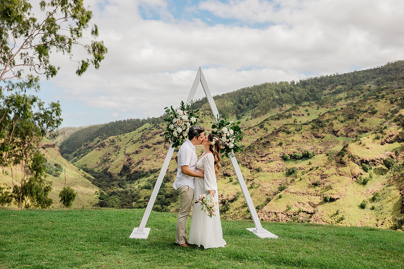 Elopement ceremony at Waialua Valley Farms 