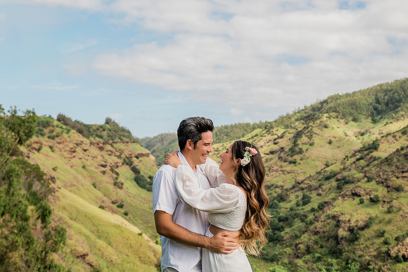 bride and groom in front of mountain at Waialua Valley Farms